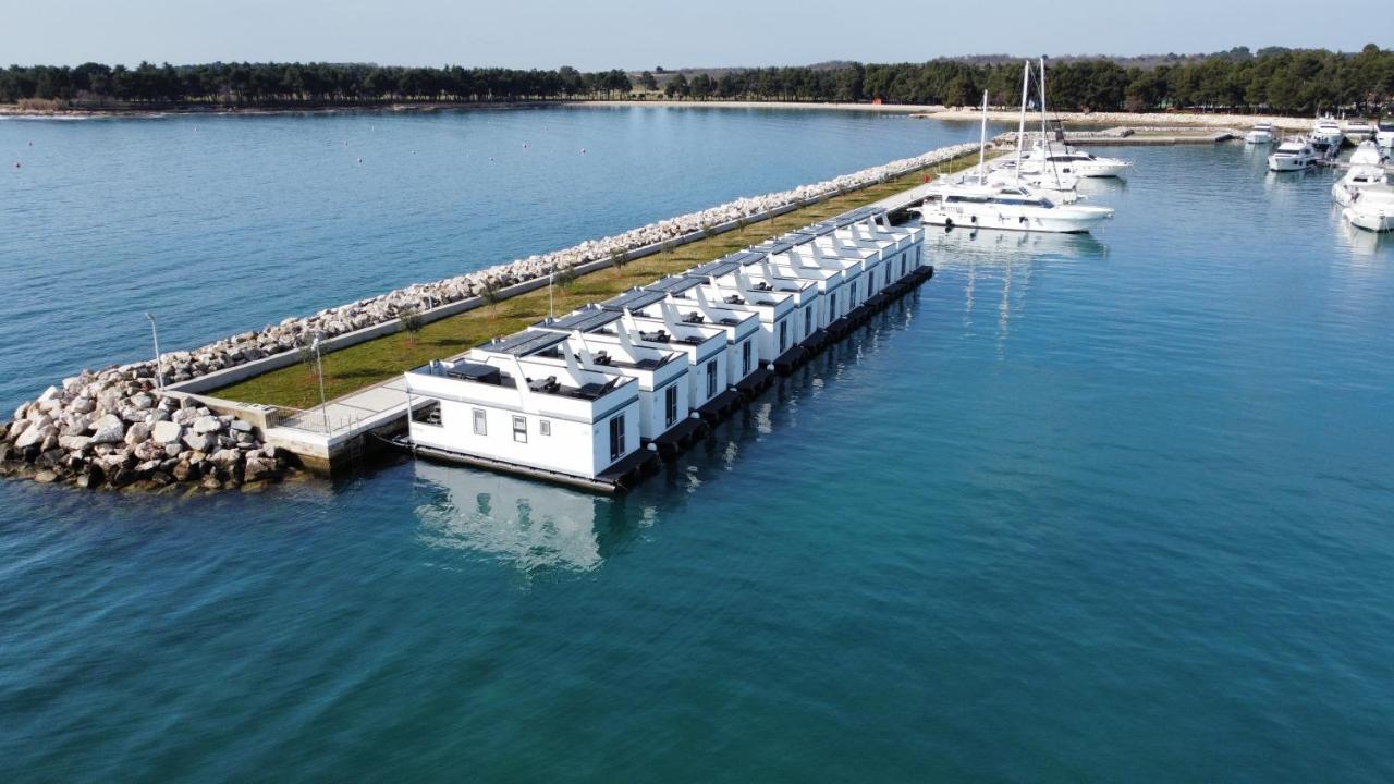 The Sea Novigrad - Bootshaus Floating Sea House Úszó hotel *